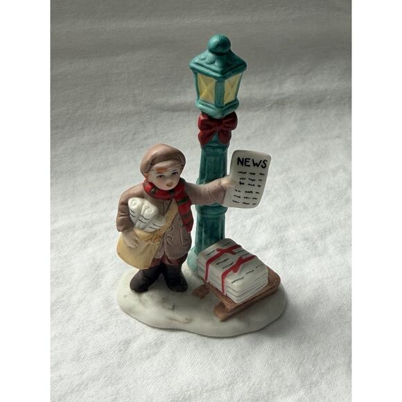Vintage Lefton 1988 Colonial Christmas Village Figurine Boy & Street Light 3.25 - Picture 1 of 3